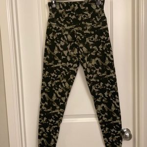 Yummy Camo Leggings Size M